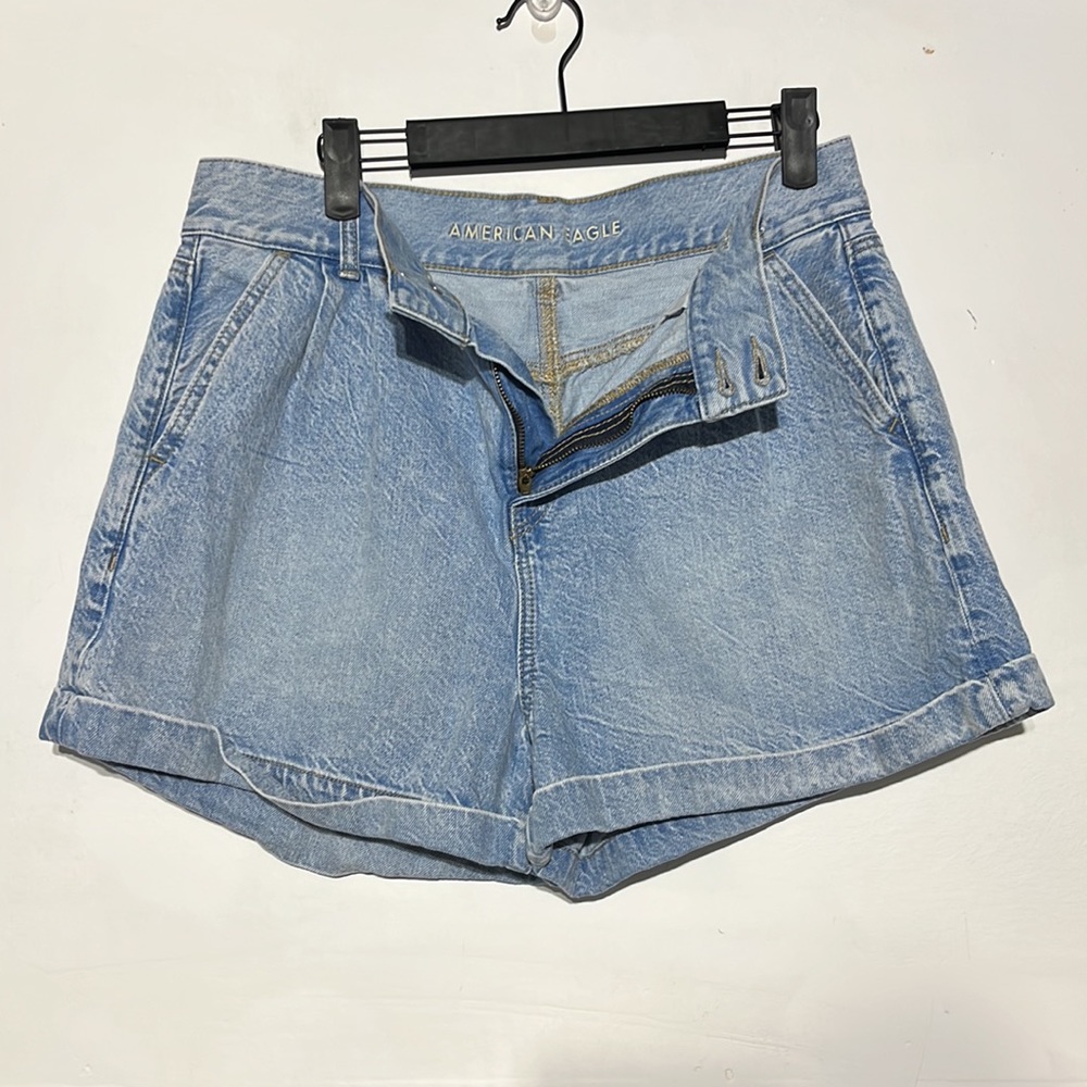 American Eagle Light Wash High Rise Mom Denim Shorts Size 10 - Picture 4 of 9